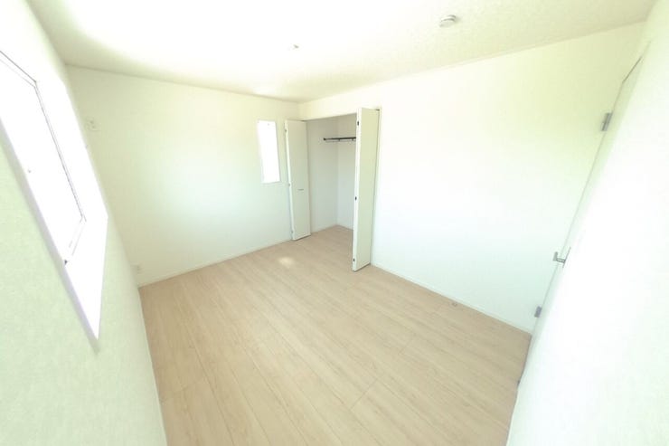 ●東側6帖洋室●お子様部屋にもピッタリのサイズ感です。お好みのカラーの家具やカーテンで好みの空間にアレンジできます。(中央市西花輪 新築建売住宅)
