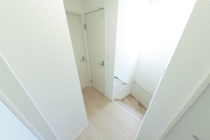 ●2階廊下●明るい廊下スペースです。(中央市西花輪 新築建売物件)