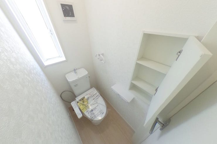 ●2階お手洗い●お手洗いは1階2階共に手洗いタンク、タオル掛け、収納棚、ウォシュレット機能付きです。(中央市西花輪 新築建売住宅)