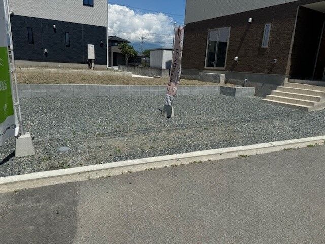 駐車スペースは広々!並列で3台駐車可能です。奥のお庭スペースはお子様の遊び場やガーデニングスペース、ウッドデッキを施工しても良いですね。(中央市西花輪 新築建売物件)