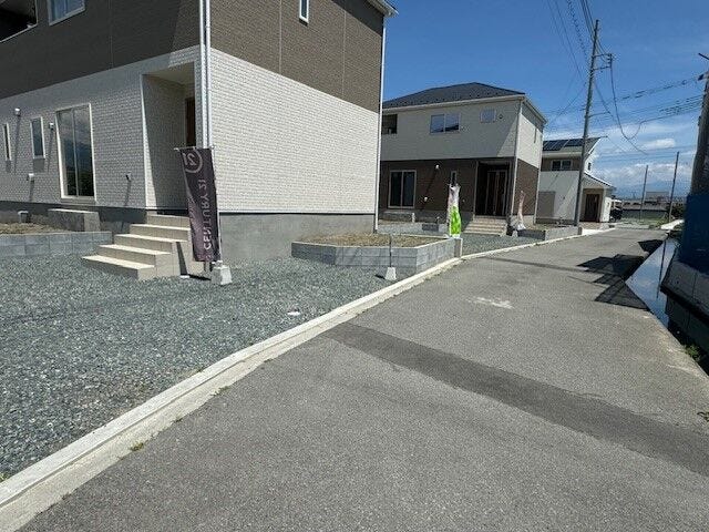 前面道路は車通りも少なく、お車の入出庫も楽々です。静かな住環境です♪(中央市西花輪 新築建売戸建)