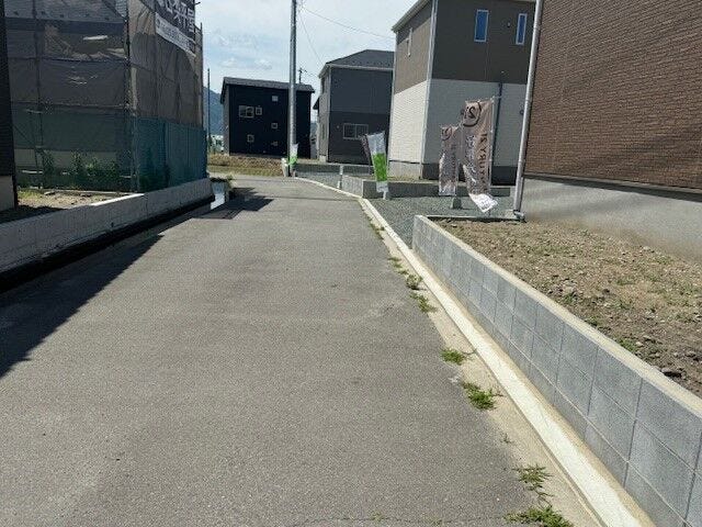 前面道路は車通りも少なく、お車の入出庫も楽々です。静かな住環境です♪(中央市西花輪 新築建売戸建)