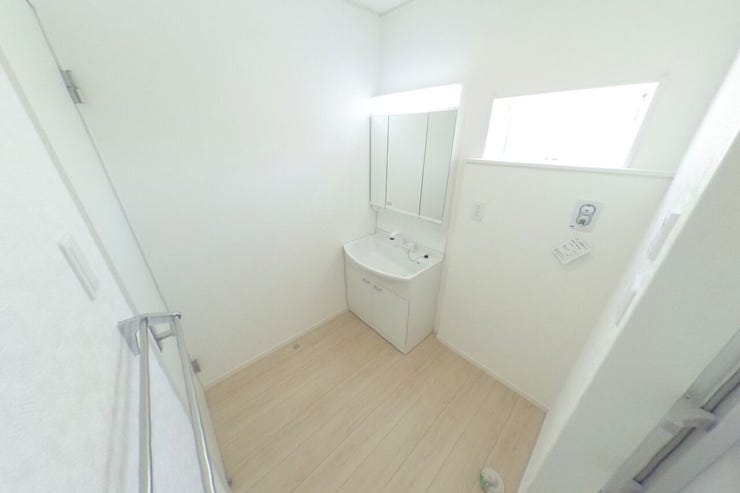 洗面化粧台は女性に嬉しい3面鏡です。洗面所にはタオル掛けもございます。壁面収納等を使って使いやすいようにカスタマイズしても良いですね。(中央市西花輪 新築建売戸建)