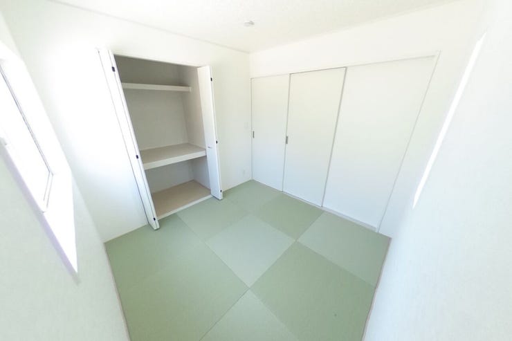 モダンな半畳畳の和洋室です。リビングと続き間になっており、客間やお子様の遊び場、お部屋としても活躍します。(中央市西花輪 新築建売住宅)