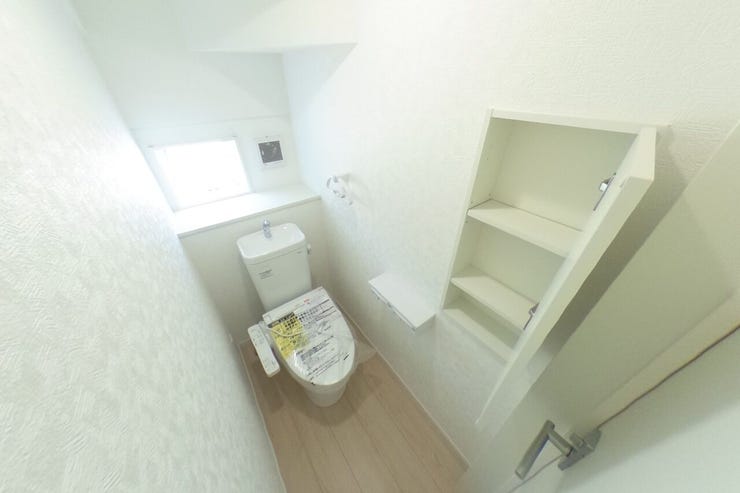 ●1階お手洗い●お手洗いは1階2階共に手洗いタンク、タオル掛け、収納棚、ウォシュレット機能付きです。(中央市西花輪 新築建売物件)