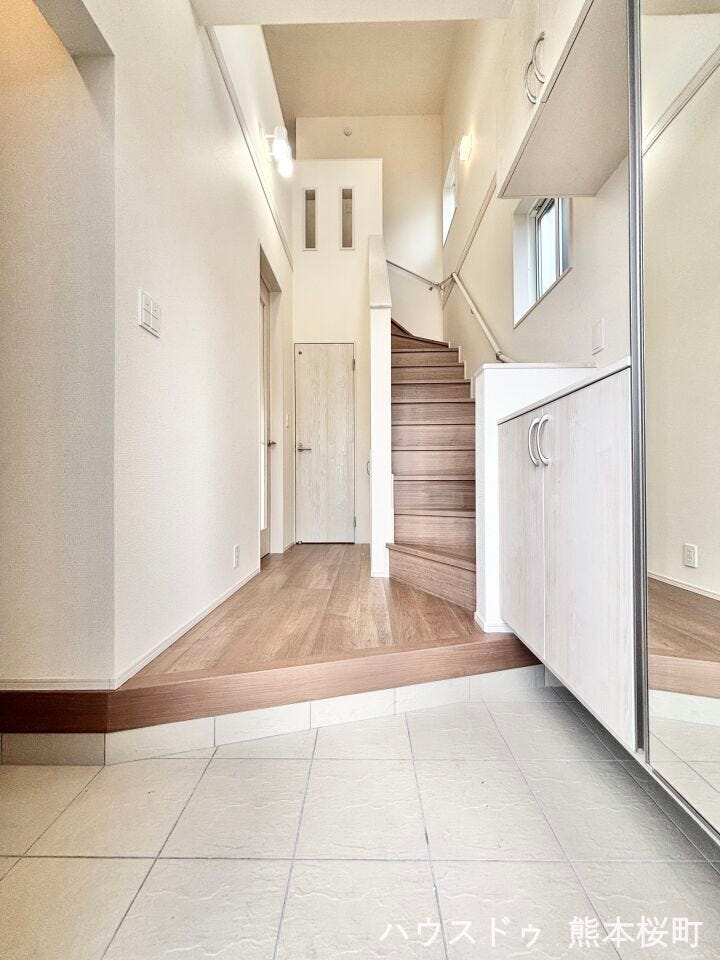 ■「しまう」が叶える美しい玄関■大容量のシューズボックスがあることでいつも整理された、気持ちの良い「家の顔」を保てます。