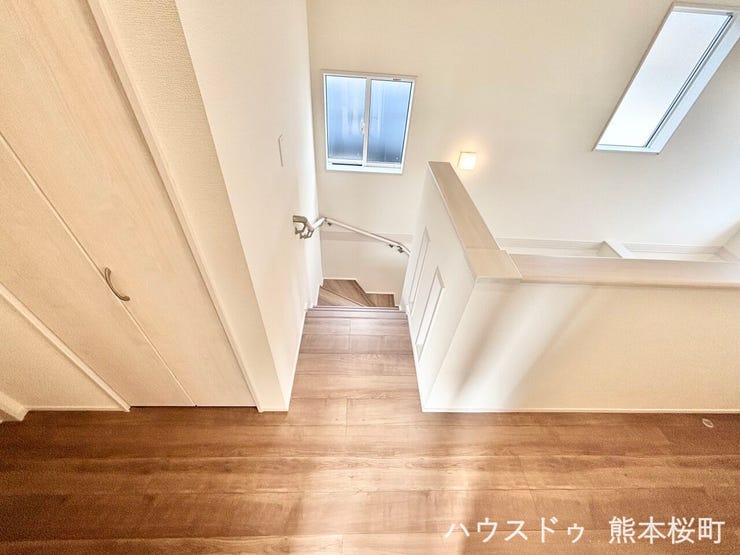 ■暮らしを繋ぐ、明るい動線■採光窓から光が差し込み、足元を優しく照らす。安全で快適な、家族の生活を支える縦の繋がりです。