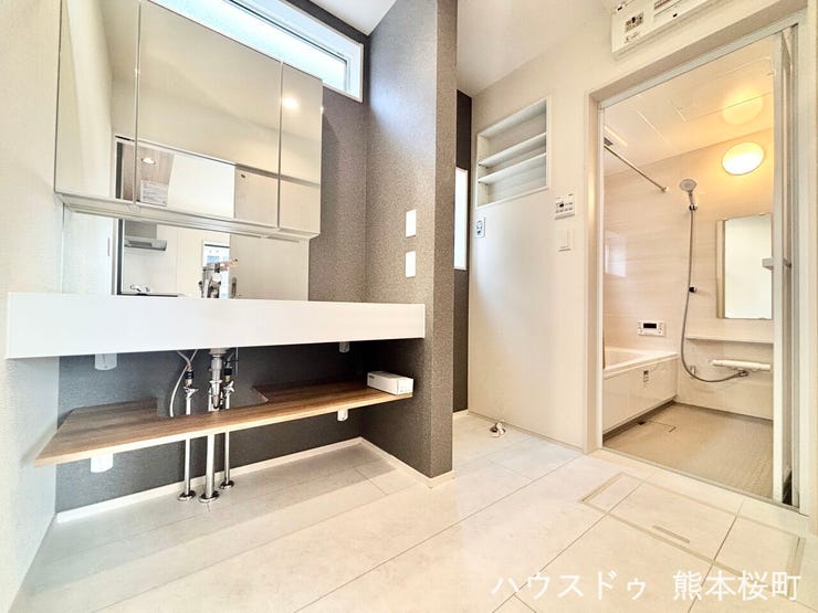 ■清々しいリフレッシュ空間■自分を磨き、気持ちを切り替える。心地よい光が差し込むプライベートスペース。