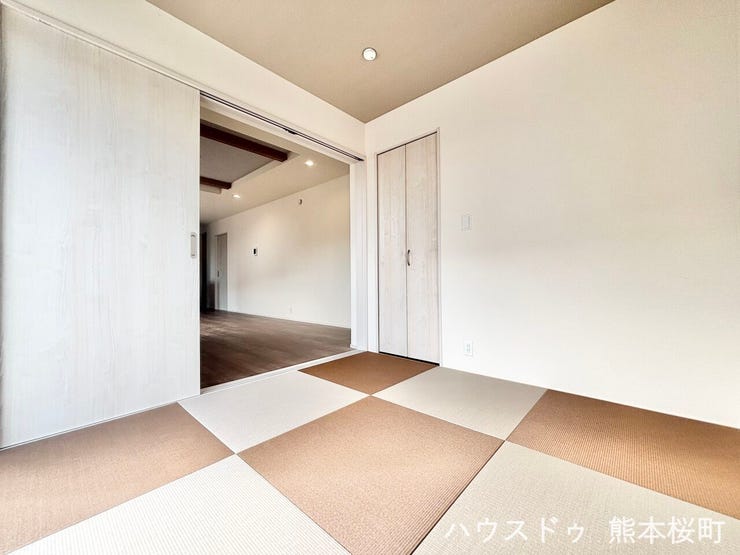 ■1階4.5帖和室■ゲストをもてなし、昼寝や家事にも使える、畳のぬくもりが心地よい多目的万能スペース。