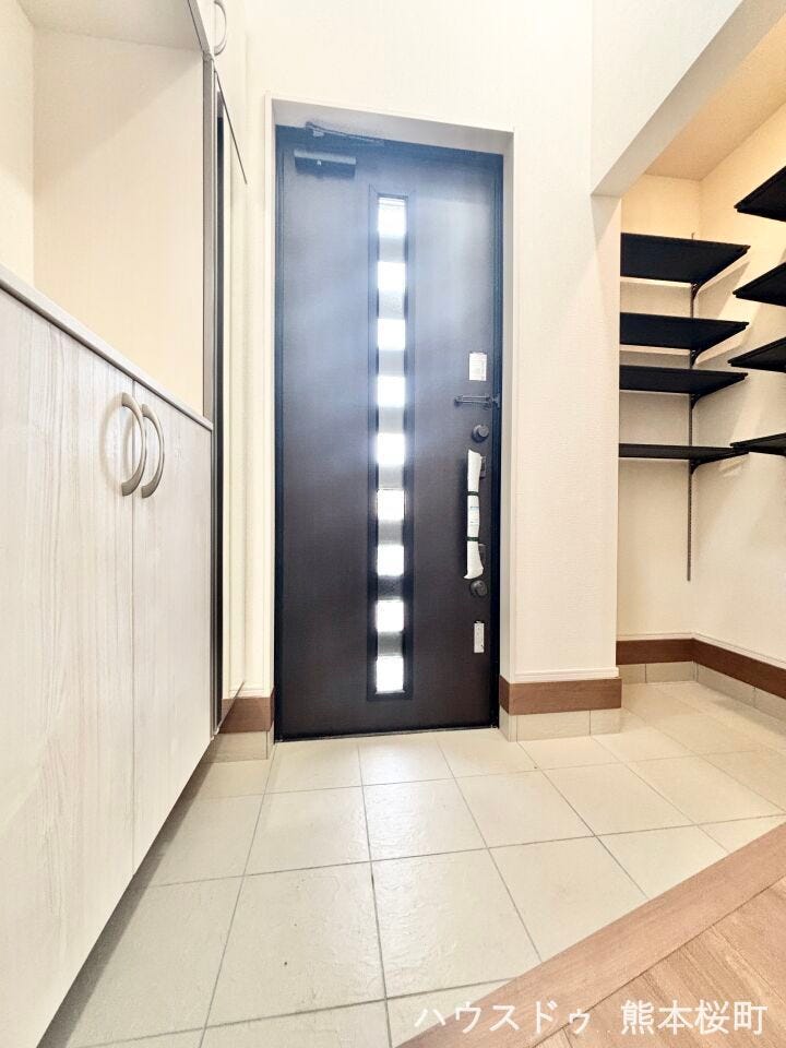 ■「ただいま」の安堵をくれる場所■訪れる人を迎え入れ、帰るたびにホッと一息つける、明るく機能的なエントランス。