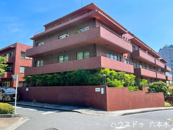 【外観】
レンガ調タイルが映える重厚感ある外観