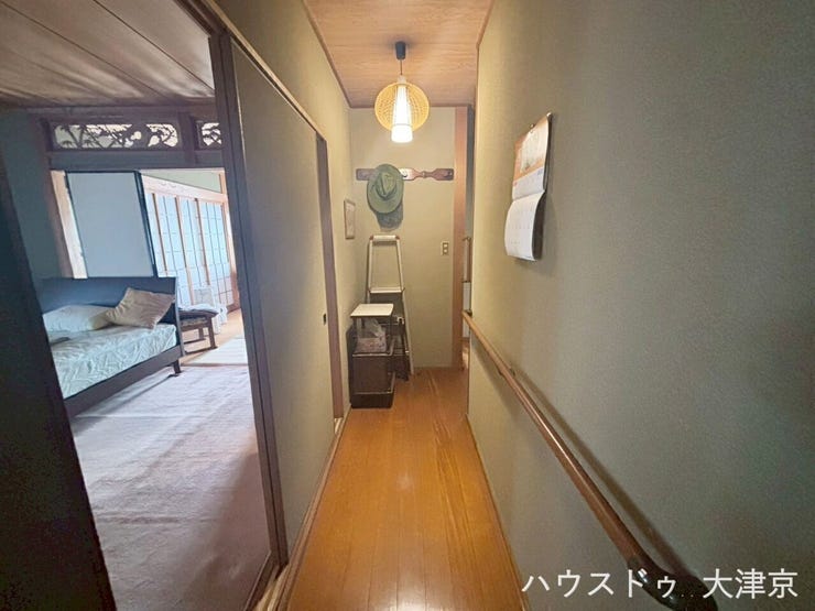 温かみある廊下で落ち着いた生活空間