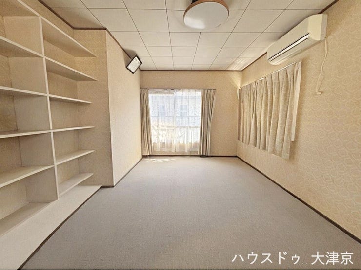 ※一部加工しております。
2階洋室には本棚が設置されています。