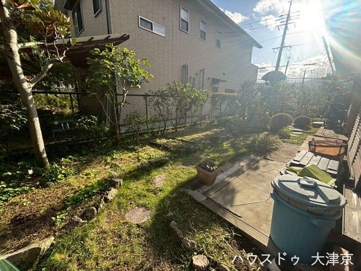 ガーデニングや家庭菜園が楽しめる南庭。