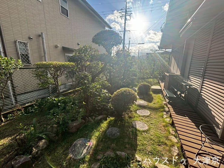 飛び石のある和風ガーデンで癒しの空間