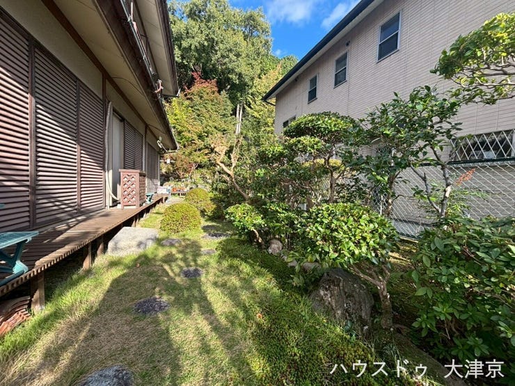 手入れの行き届いた緑豊かなお庭付き