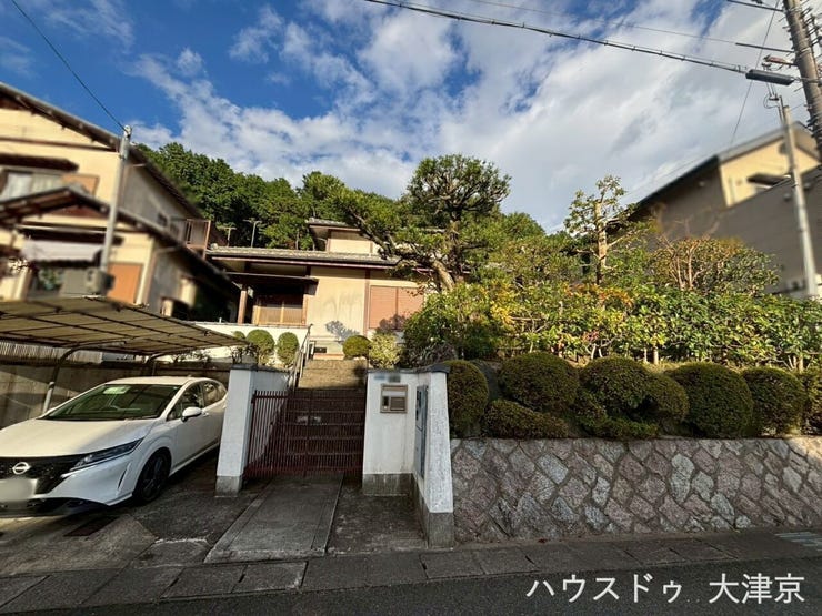 手入れされた庭木が魅力の和風住宅