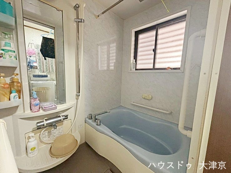 浴室には手すり設置済みで安心ですね。