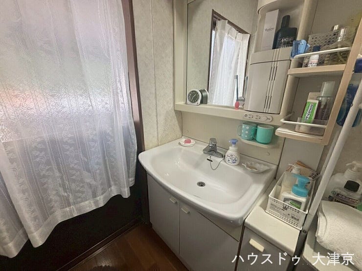 使い勝手の良い独立洗面台を完備