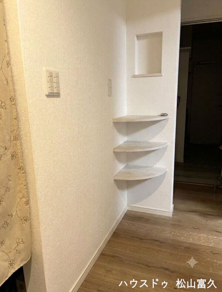 木の温もりを感じられる玄関ホールは、住まいを訪れる家族を優しく迎え入れる安らぎの空間です。落ち着いた色合いの床と柔らかな照明が心地よい雰囲気を演出し、帰宅するたびに心が癒やされる場所となっています。