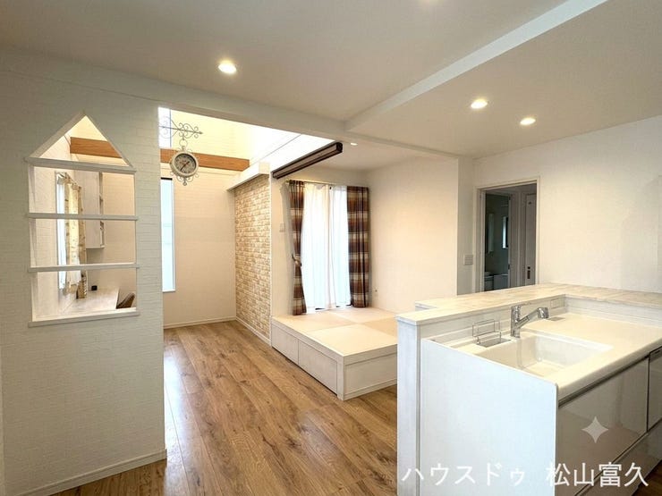 【リビング】
南側に面した大きな窓から、たっぷりと自然光が降り注ぎます。日中は照明をつけなくても明るい室内は、とても健康的で心地よい空間。南向きの窓から優しく届く光が、家族の団らんをより温かい雰囲気で包みます。