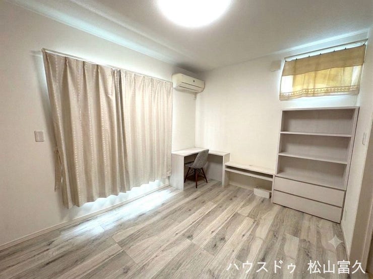 南側道路に面しているため、日中は自然の光がたっぷりと差し込む明るい室内です。風通しも良く、爽やかな空気の中で快適に過ごせます。日当たりが良いので観葉植物を置いたり、テレワーク部屋としても最適です。