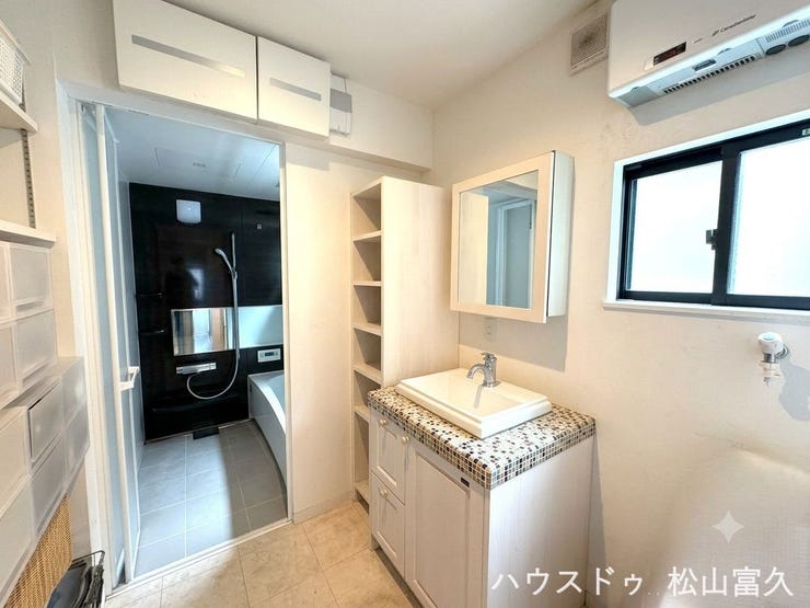 洗面脱衣所は、毎日の身支度がスムーズに行える機能的な空間です。使い勝手の良い洗面台は収納力も高く、散らかりがちな洗面周りの小物もスッキリ収まります。明るく清潔感があり、朝の準備も快適に始められます。