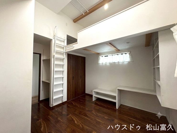 3階の洋室には隠れ家のようなロフトを完備。高い天井を活かした空間は、収納スペースとして活用するのはもちろん、趣味の部屋や書斎としても最適です。プライベート感あふれる特別な空間です。