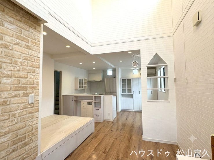 リビングは天井が高く、開放感あふれる吹抜け設計が魅力です。南向きの窓から心地よい自然光がたっぷりと降り注ぎ、室内全体を明るく演出します。家族が自然と集まる、ゆったりと寛げる開放的な憩いの空間です。