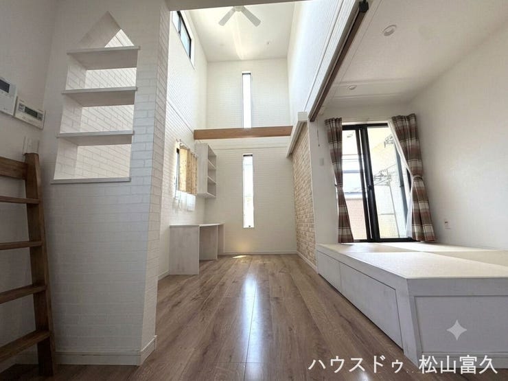 2階リビングの天井は高さのある吹抜け設計です。圧倒的な開放感があり、室内が実際の面積以上に広々と感じられます。天井が高い分、部屋全体にゆとりが生まれ、のびのびとリラックスできる空間になっています。