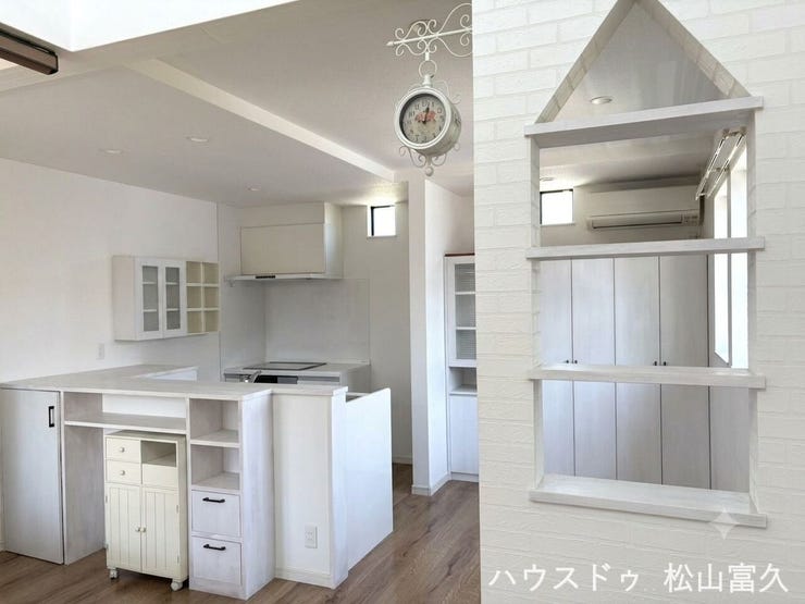 飾り棚は、お気に入りの雑貨や家族の写真を飾ることで、お部屋の雰囲気を彩るアクセントになります。季節に合わせてディスプレイを変えるだけで、インテリアの楽しみが広がるおしゃれな空間です。