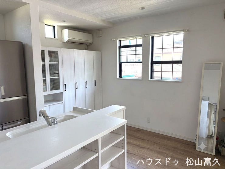 リビングとダイニングが緩やかにつながった設計で、どこにいても家族の気配を感じられます。開放的でありながらも、家族が自然と集まりたくなるような落ち着いた距離感です。