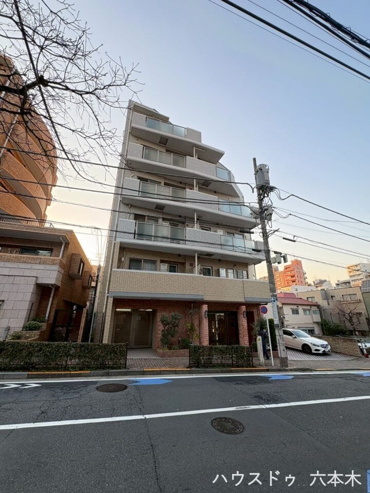 街並みに調和しながらも、存在感のある佇まいです。