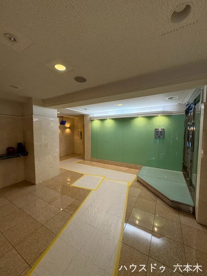 石調の仕上げが高級感を演出。
落ち着いた雰囲気の共用空間が住まいの格を高めます。