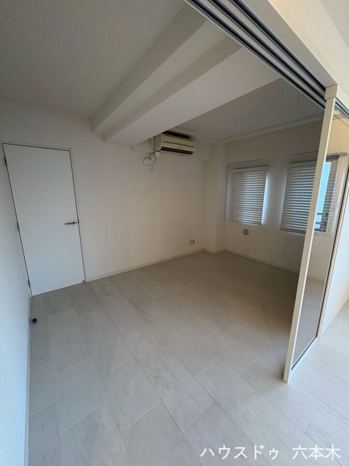 シンプルで落ち着いた内装の洋室は、家具配置の自由度が高く、ライフスタイルに合わせた空間づくりが可能です。