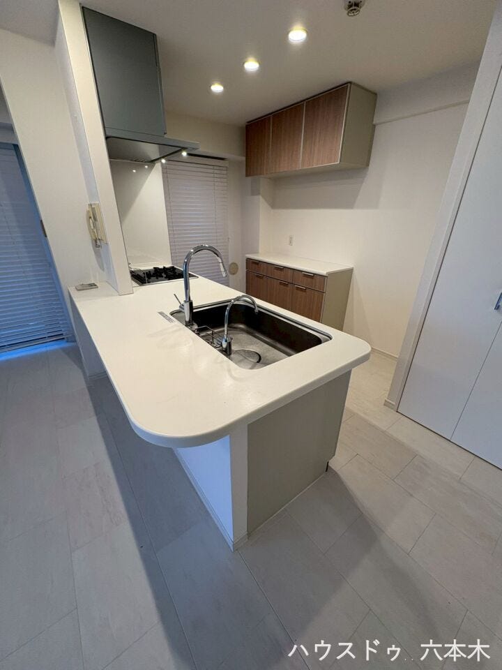 対面式カウンターキッチンを採用し、開放感のある空間設計。
リビングとの一体感を感じながらお料理を楽しめます。