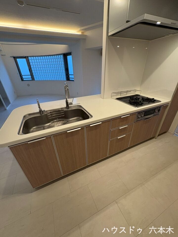 カップボードを備え、収納力も充実。
整理整頓しやすく、使い勝手の良い設計です。