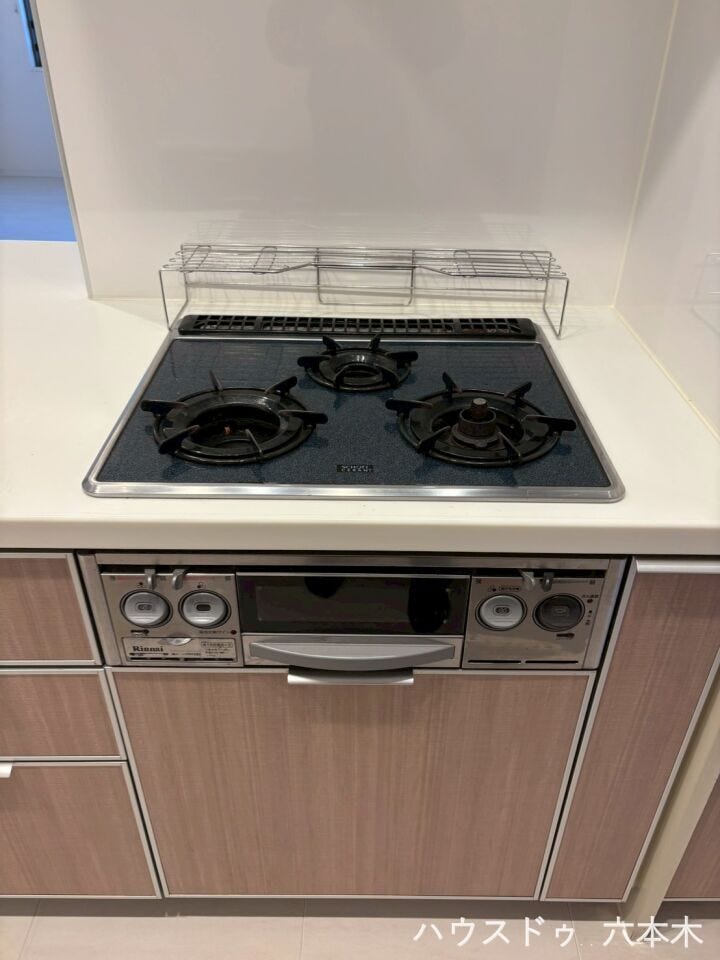 3口コンロ・グリル付きで、調理の幅が広がります。
機能性に優れた設備です。