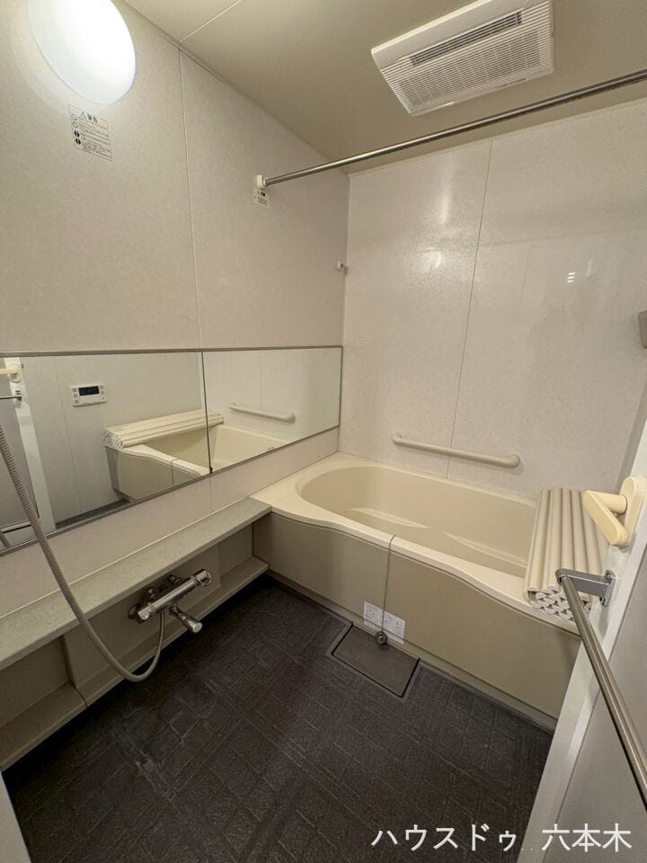 ゆとりあるバスルームは、清潔感と機能性を兼ね備えた設計。