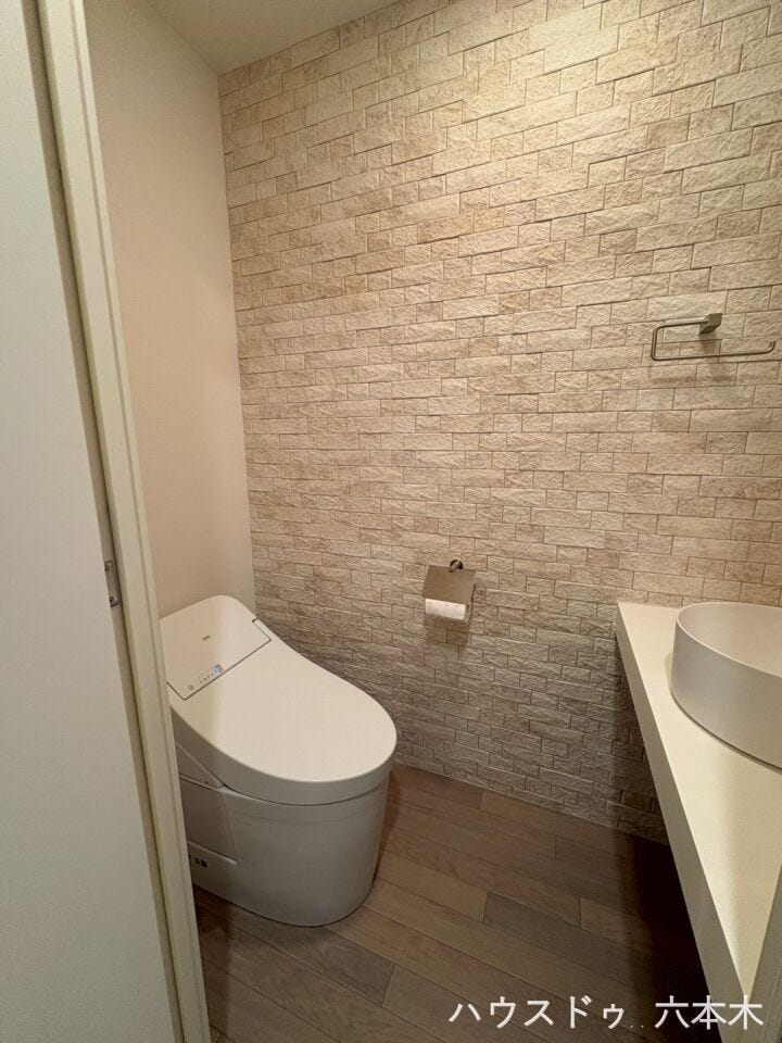 タンクレスタイプを採用し、すっきりとした印象に。
アクセントウォールが空間に上質さをプラスします