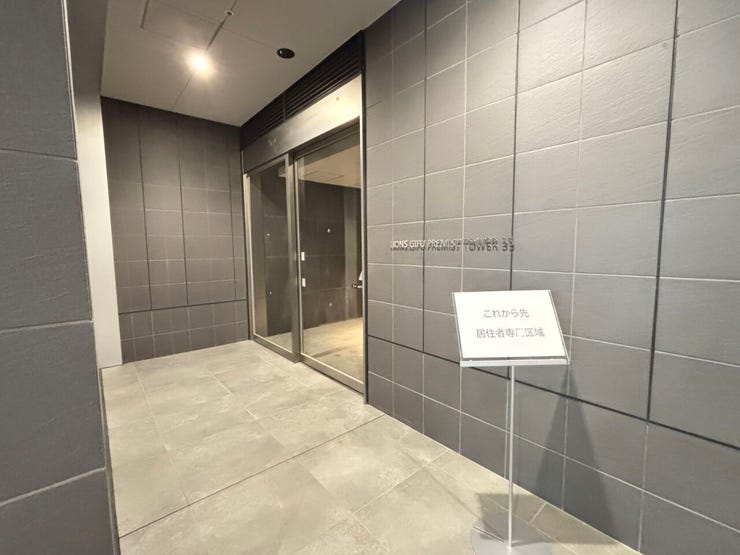 南東 商業施設側エントランス