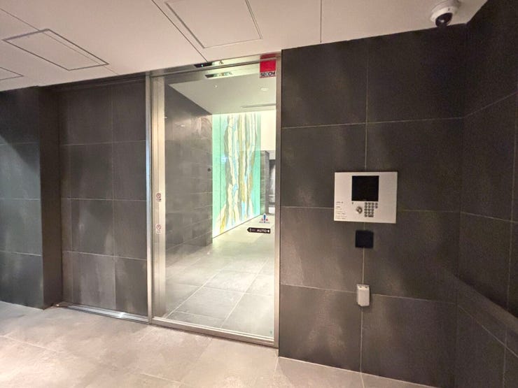 南東 商業施設側エントランス〔オートロック〕