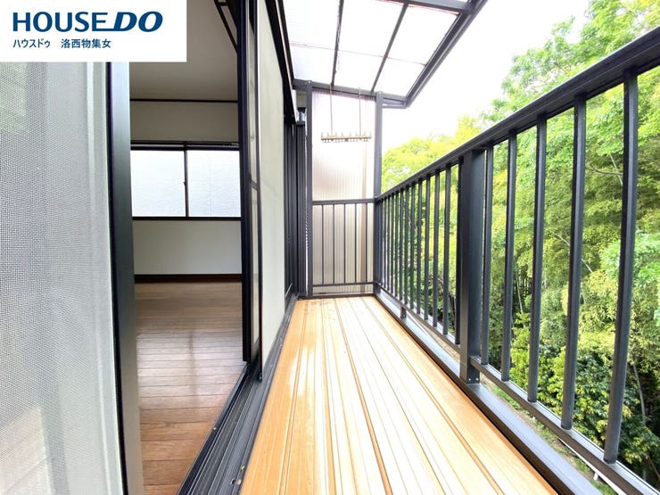 2階にはベランダ付き。
屋根も設けられているため、急な小雨時にも安心感があります♪