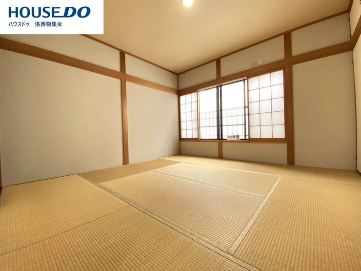 ゆとりのある8畳の和室。畳の落ち着いた空間で、ゆったりとくつろげる開放感のあるお部屋です♪