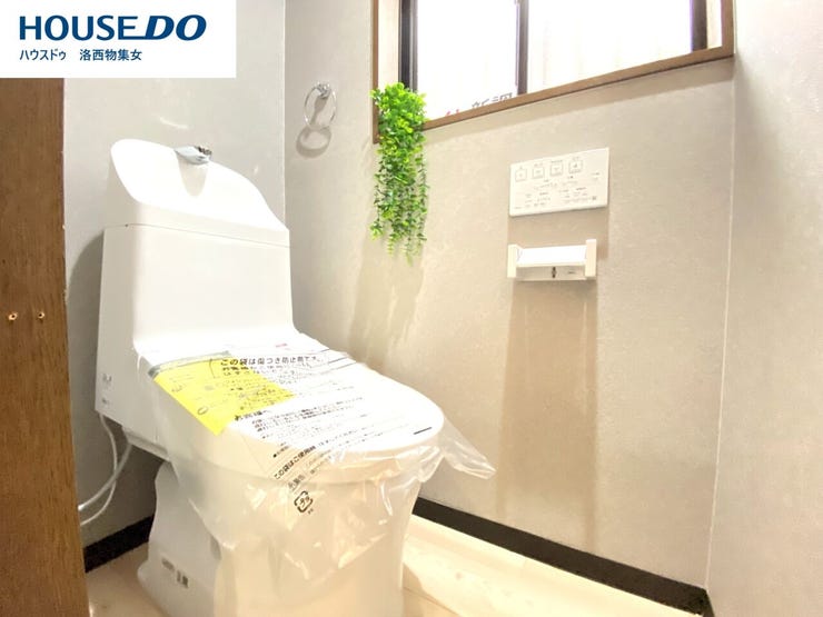 窓付きのトイレで、換気がしやすく清潔感のある空間。
自然光も入るため、明るく快適にご利用いただけます♪