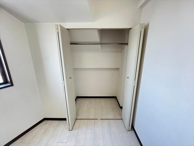 クローゼットの扉は白色で、お部屋がスッキリとした印象に♪