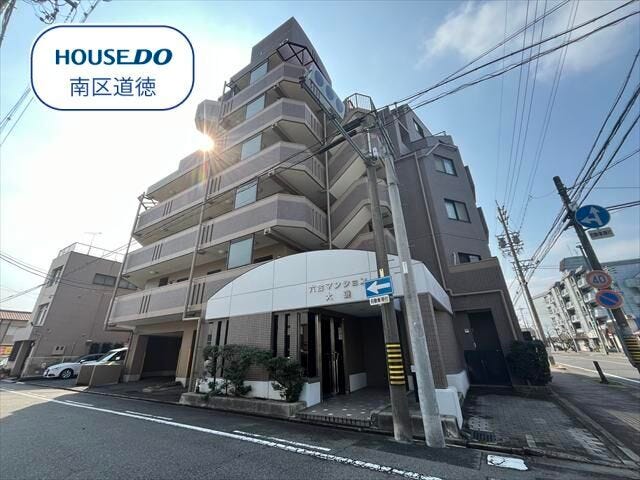マンション北西側にエントランスがあります。徒歩3分ほどの距離にドラッグストアがあり、日用品のお買い物に便利な立地です。