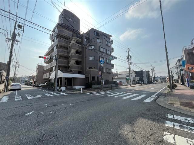 マンション北西角地に面する前面道路です。
市営バス「薬師通」停 徒歩約2分。