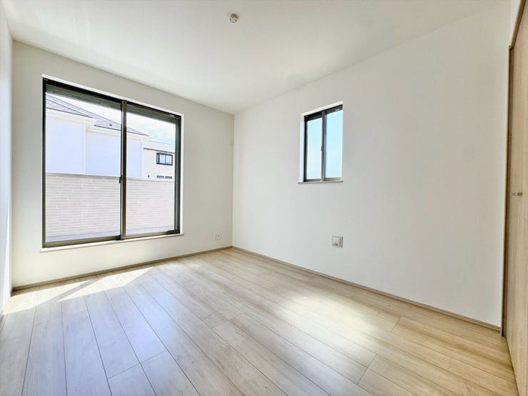 こちらのお部屋からもバルコニーへ出られます。大きな窓から光が差し込む洋室です。外とのつながりを感じられるため開放感も◎。お洗濯物を干す際のスムーズな家事動線としても重宝しそうな空間です。