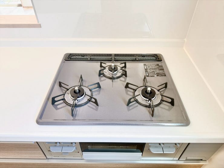 使いやすい3口コンロでお料理の時間がより楽しくなりそうです。汁物、炒め物、煮込み料理を同時に進められるため、夕食の準備もスピードアップ!忙しい毎日でも、手際よく美味しいお料理が完成します。